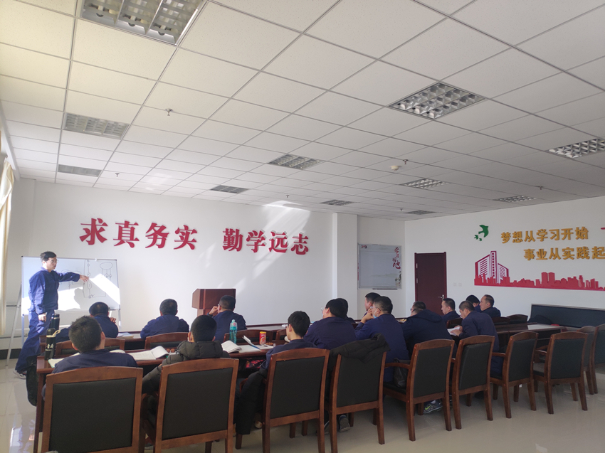 青工讲师为员工进行技能培训