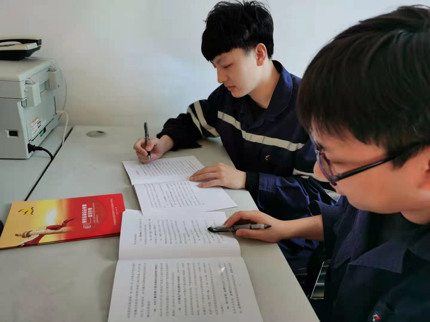 夯实理论强基础  对标学习促提升