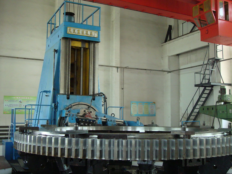 8米滚齿机正在加工大型齿轮