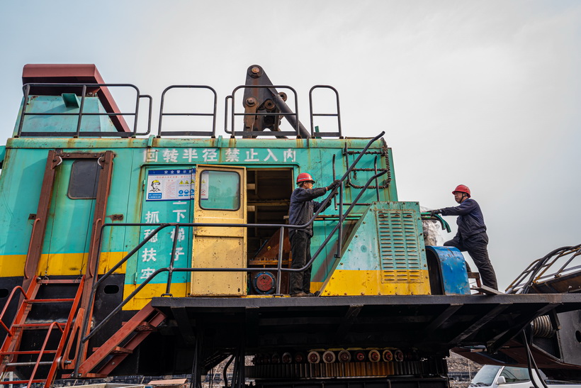 4立挖掘机大修拆卸