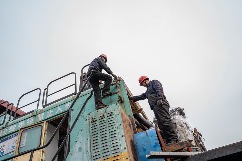 4立挖掘机大修拆卸