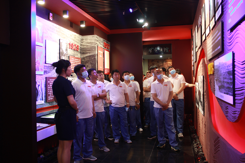 参观抚顺煤矿党史馆