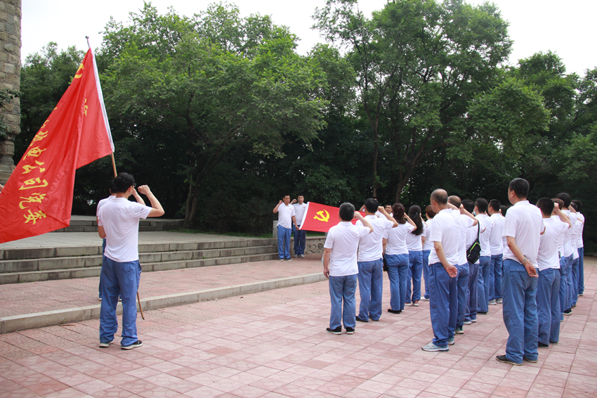 在烈士碑下重温入党誓词