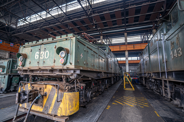 韶峰150吨电机车修理