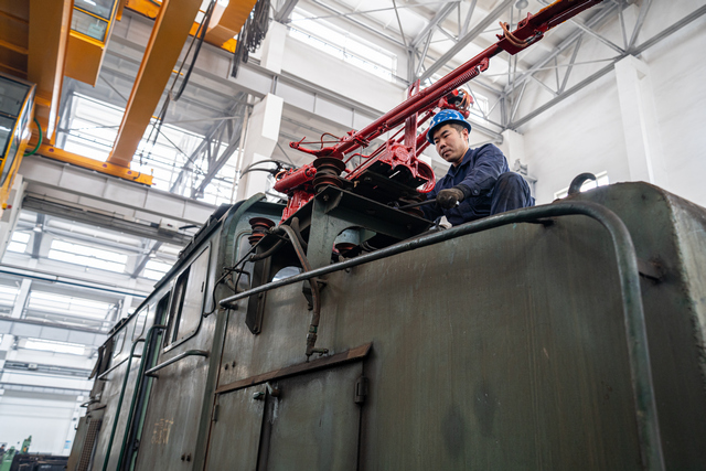 韶峰150吨电机车修理