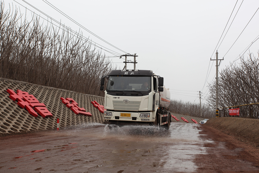 新购进洒水车作业_副本.jpg